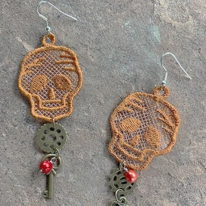 Boucles d&#39;oreilles dentelle steampunk têtes de mort