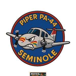 Op de afbeelding: Een ronde patch met een cartoonvliegtuig en de tekst "Piper PA-44 Seminole" in geel. Het vliegtuig is grijs met rode, gele en blauwe accenten. Een kleinere rechthoekige patch onderaan leest "Maya's Hangar".