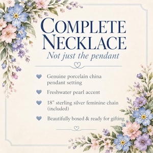 K&ouml;nnte beinhalten: Eine Produktinformationskarte mit Blumenillustrationen und dem Text COMPLETE NECKLACE Not just the pendant. Sie listet eine echte Porzellan-Anh&auml;ngerfassung, einen S&uuml;&szlig;wasserperlen-Akzent, eine 46 cm lange Sterlingsilberkette und eine Geschenkverpackung auf.
