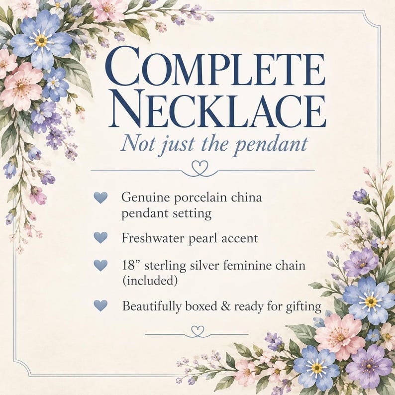 K&ouml;nnte beinhalten: Eine Produktinformationskarte mit Blumenillustrationen und dem Text COMPLETE NECKLACE Not just the pendant. Sie listet eine echte Porzellan-Anh&auml;ngerfassung, einen S&uuml;&szlig;wasserperlen-Akzent, eine 46 cm lange Sterlingsilberkette und eine Geschenkverpackung auf.