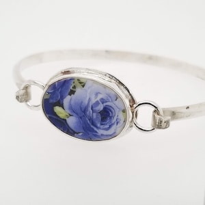 Bracciale rigido in porcellana Sterling con rose blu e sfumature ovali in porcellana rotta