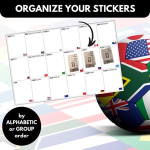 Pode incluir: Um organizador de adesivos branco com bandeiras de países e o texto "ORGANIZE YOUR STICKERS". O organizador inclui espaços para adesivos de vários países. Uma bola de futebol com bandeiras está no fundo. O texto "by ALPHABETIC or GROUP order" também é visível.