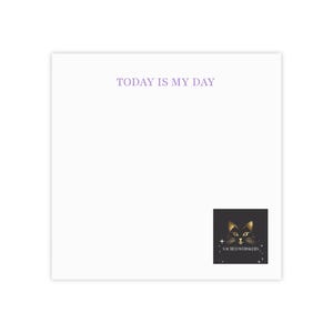 Peut inclure: Bloc-notes blanc avec le texte "TODAY IS MY DAY" en violet. Un carré noir avec un visage de chat doré et les mots "SACRED WHISKERS" est dans le coin inférieur droit.