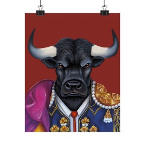 Puede incluir: Un póster que presenta un toro con rostro humano, vestido con un traje de torero. El toro tiene pelaje negro, cuernos con puntas blancas y una expresión seria. La chaqueta del torero es azul con detalles dorados y una capa roja.