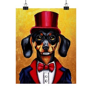 Puede incluir: Retrato de un perro salchicha con sombrero de copa rojo, pajarita roja y chaqueta azul y roja. El perro tiene pelaje negro y canela sobre un fondo dorado texturizado. La obra de arte está montada en un póster.