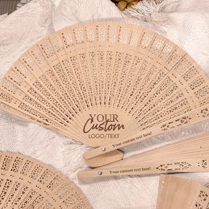 Benutzerdefiniertes Logo Handfans & Taschensets Rustikale Hochzeit Gefälligkeiten für Gäste Hochzeitszeremonie Fans Gravierter Holzfächer Sommer Party Favor Fans