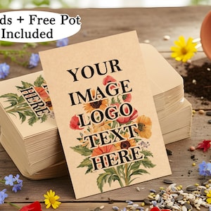 Könnte beinhalten: Samenpäckchen mit floralem Design und dem Text "YOUR IMAGE LOGO TEXT HERE" sind auf einer Holzoberfläche gestapelt. Ein kleiner Terrakotta-Topf, Samen und Blumen sind ebenfalls zu sehen.