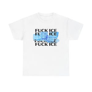 Puede incluir: Camiseta blanca con el texto "FUCK ICE" en negro, superpuesto a un gráfico de cubitos de hielo azules. Una prenda casual y unisex.