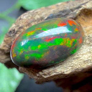 Opale nero naturale, cabochon ovale di qualità AAA++ da 4,35 carati, con riflessi multicolore, realizzato a mano, ideale per la creazione di gioielli, dimensioni 14,70x8,50 mm.