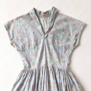 50er Jahre graues Kleid mit Blumenmuster