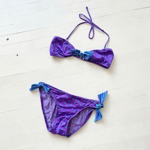 Bikini morado y azul de lunares y rayas de los años 80