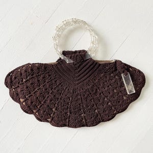Bolso de macramé marrón con asa redonda de metacrilato de los años 40