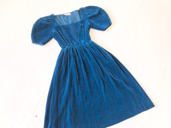 1970s Albert Nipon Blue Velvet Puff Sleeve Dress
