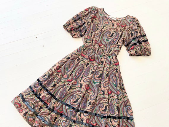 1970s Albert Nipon Paisley Print Dress with Ribbo… - image 4
