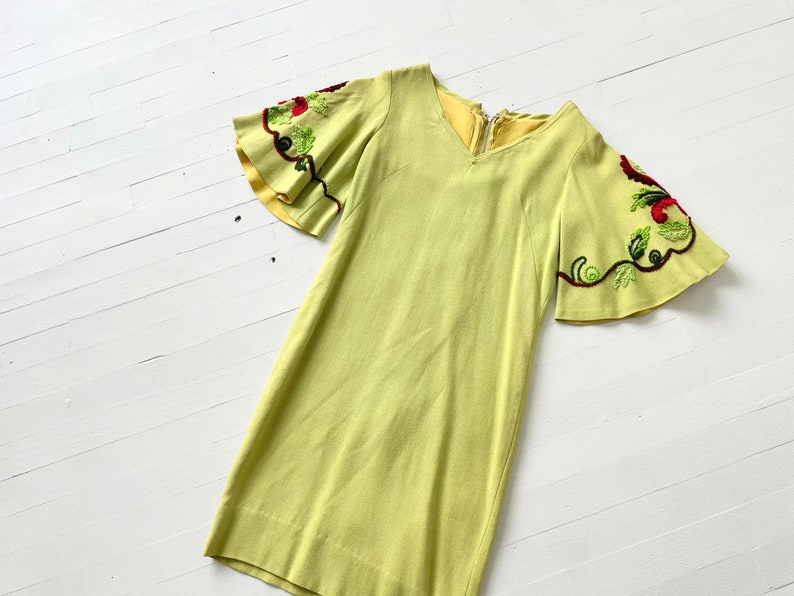 1960s Lime Green Linen Dress with Embroidered Bell Sleeves zdjęcie 1