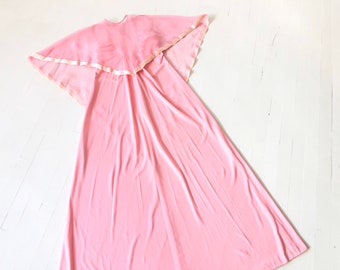 Robe longue fluide rose bonbon années 70 + capeline