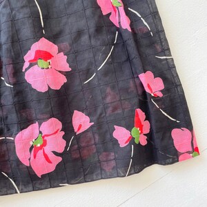 Peut inclure: Tissu noir transparent avec un motif quadrill&eacute; et un imprim&eacute; floral rose. Le tissu a une surface l&eacute;g&egrave;rement textur&eacute;e.