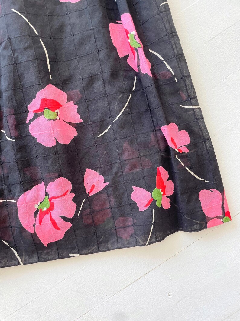 Peut inclure: Tissu noir transparent avec un motif quadrill&eacute; et un imprim&eacute; floral rose. Le tissu a une surface l&eacute;g&egrave;rement textur&eacute;e.
