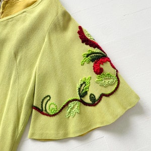 1960s Lime Green Linen Dress with Embroidered Bell Sleeves zdjęcie 2