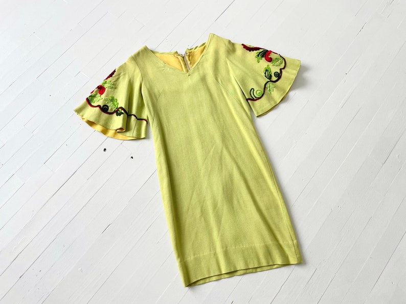 1960s Lime Green Linen Dress with Embroidered Bell Sleeves zdjęcie 7