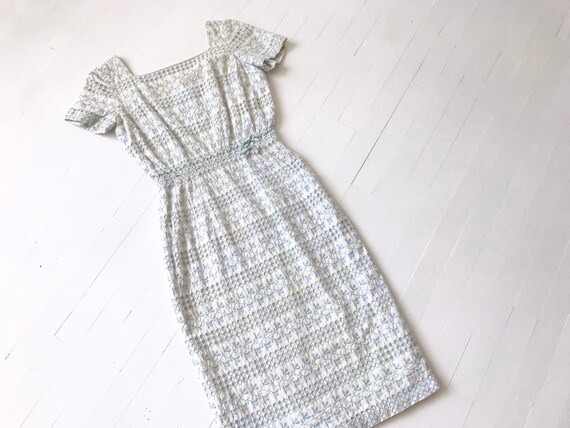 1950s Embroidered Eyelet Wiggle Dress