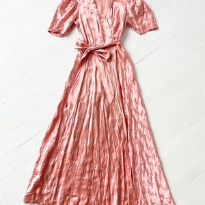 1940s Textured Pink Satin Puff Sleeve Dress / Robe image 3