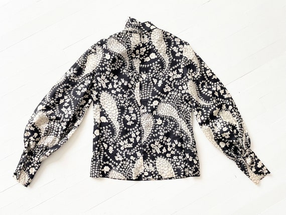 1970s Black + White Floral Print Pussybow Shirt - image 5