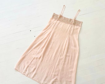 Vintage roze rayon + geborduurde kanten slip