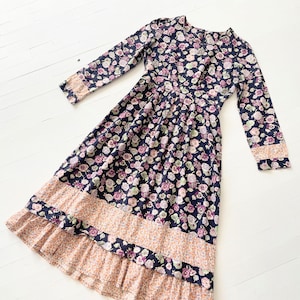 1970s Floral Patchwork Prairie Dress – Cotton Midi with Pockets & Tie Back, XS/S Vintage