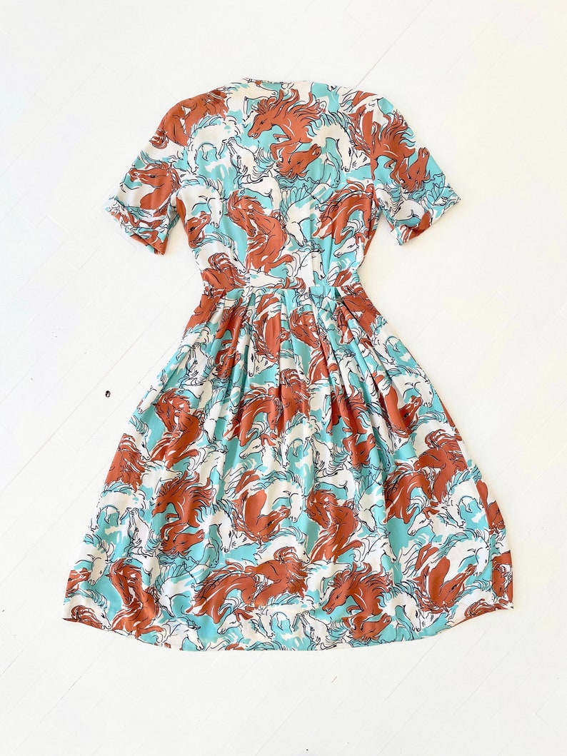 Robe en rayonne à imprimé chevaux des années 40 image 6