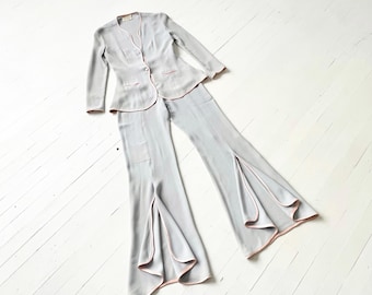 Traje de crepé Ossie Clark de los años 70 – Azul hielo, ribete rosa, talla XS/S vintage