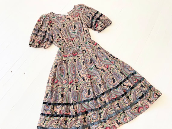 1970s Albert Nipon Paisley Print Dress with Ribbo… - image 1