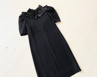 Vestido Richilene de crepé de rayón negro de los años 80 con escote de lazo plisado con volantes