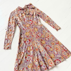Vestido floral metálico Oscar de la Renta dos anos 1970 – Vestido de festa com estampa verde-limão e roxo, XS/S vintage