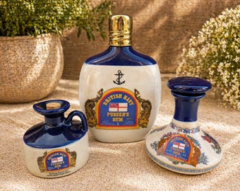 Trío de decantadores de cerámica para ron Pusser's British Navy – Decoración náutica de bar en azul y blanco
