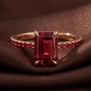 Anillo de compromiso con rubí talla esmeralda, anillo solitario con gema roja, anillo de oro rosa con banda pavé, regalo de piedra natal de julio, anillo solitario rojo vintage