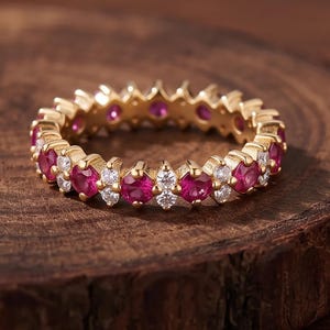 Anillo de oro con rubíes, alianza de boda con rubíes y diamantes alternados, anillo apilable con gema rosa de talla redonda, regalo de piedra natal de julio para ella.