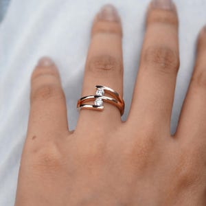 Anillo de dos piedras con diamantes de bypass / Anillo de diamantes de oro rosa y oro blanco / Anillo Toi et Moi / Anillo de compromiso con giro moderno / Anillo de promesa
