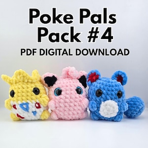 以下が含まれることがあります： 黄色、ピンク、青色の3つの編みぐるみのぬいぐるみ。黒い目と様々なアクセントがあります。「Poke Pals Pack #4 PDF DIGITAL DOWNLOAD」の文字がぬいぐるみの上に表示されています。