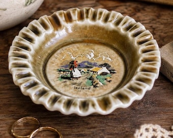 Irlandzka porcelanowa popielniczka, uchwyt na pierścionki, ręcznie malowana taca na drobiazgi z falbanką, wystrój rustykalny z lat 50. XX wieku