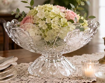 Centro de mesa nupcial con pedestal de cristal de plomo estilo Bohemia de Imperlux de la década de 1960, ramo de rosas esmeriladas, frutero de cristal, decoración floral para mesa