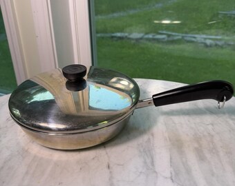 Sartén vintage Revere Ware 1801 de 9 pulgadas con revestimiento de cobre y tapa, fabricada en Clinton, Illinois, EE. UU., de acero inoxidable.