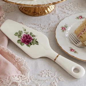 Servidor de Bolo Rosa Vermelha para Decoração de Mesa de Casamento Vintage Anos 50 MCM, Servidor de Torta em Cerâmica Harker Pottery com Detalhes em Ouro 22K, Fabricado nos EUA