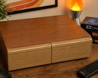 Mueble de almacenamiento para cintas VHS con 2 cajones, imitación madera, estilo vintage de los 80, organizador retro y soporte para cintas de vídeo.