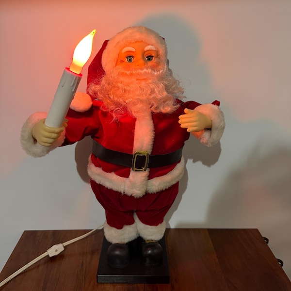 Decoración navideña vintage con vela encendida y figura animada de Papá Noel (años 80)