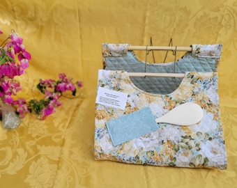 Casserole Carrier, white, gold and tan flowers quilted fabric
