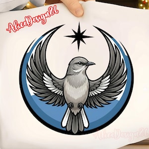 Puede incluir: Ilustración detallada de un pájaro con las alas extendidas, sobre un fondo de luna creciente azul y negra y una estrella negra. El pájaro es principalmente gris con acentos blancos. El diseño está sobre un fondo blanco, con el texto "AliceDesign86" en rojo.