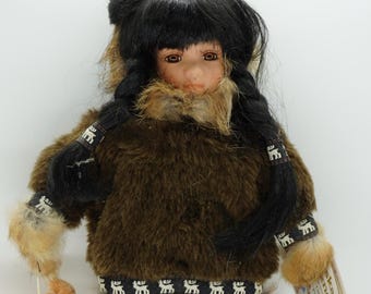 Lalka porcelanowa z Alaski: parka ze sztucznego futra, pluszowy łoś