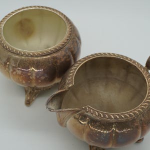 Ensemble de pots à crème et sucriers en métal argenté vintage | Finition patinée sur pieds | Style néo-rococo