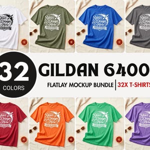 以下が含まれることがあります： 白、緑、青、赤など、32色のGildan 64000 Tシャツのフラットレイモックアップバンドル。各シャツには「Your Design Here」と「Mockverse」のテキストが入ったデザインが表示されています。